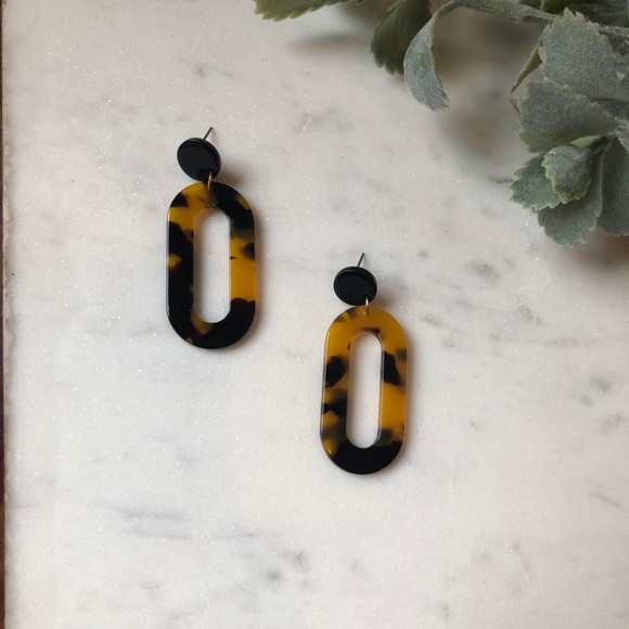 The Ana - Classic Oval Tortoise Resin Earring - Picture 2 of 6